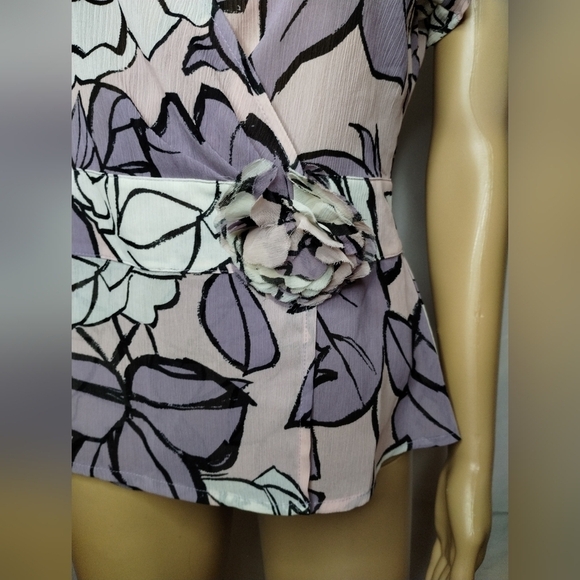 New York & company women's size medium purple blouse wrap shirt top pin floral - Picture 2 of 10